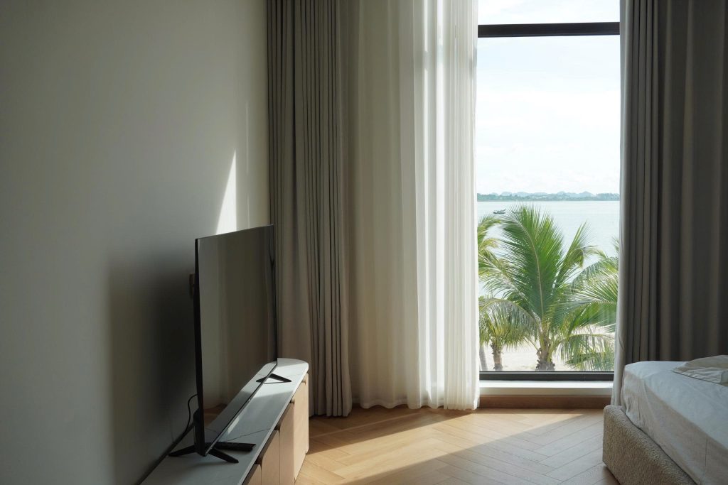 Thi công kính kịch trần Hạ Long Grand Bay Halong Villas